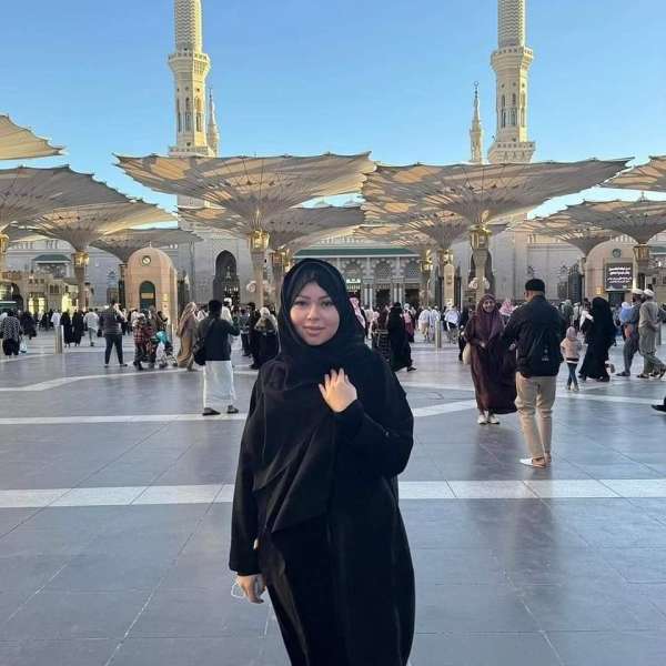 أسما إبرهيم تؤدي مناسك العمرة