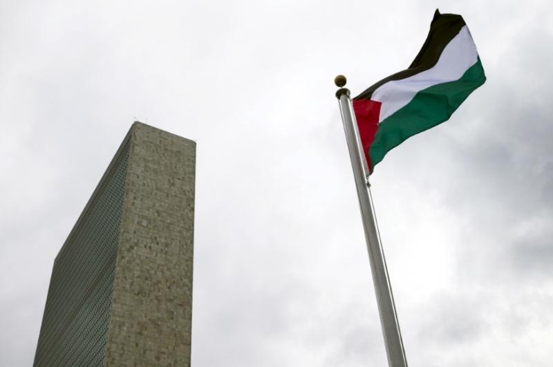 العلم الفلسطيني أمام مبنى الأمم المتحدة في نيويورك 