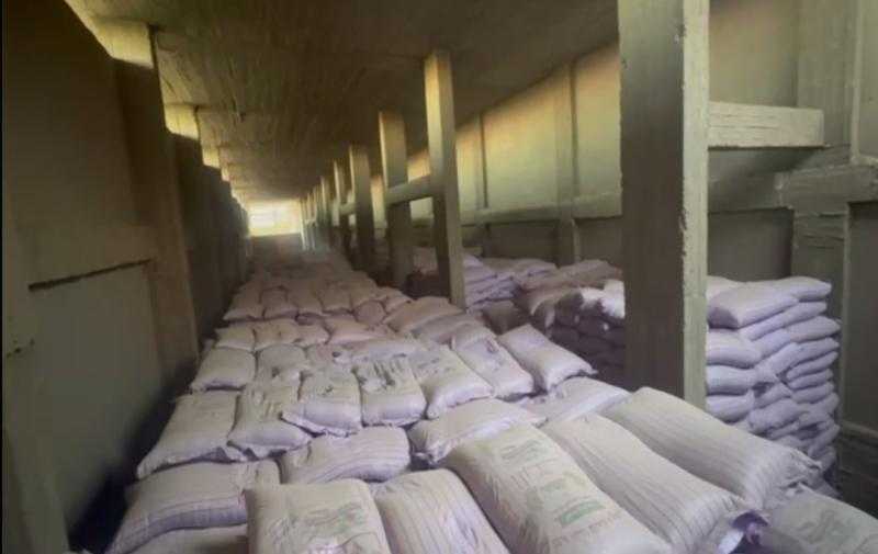 ضبط 546 طن أعلاف وأسمدة زراعية قبل بيعها بالسوق السوداء بالمنيا