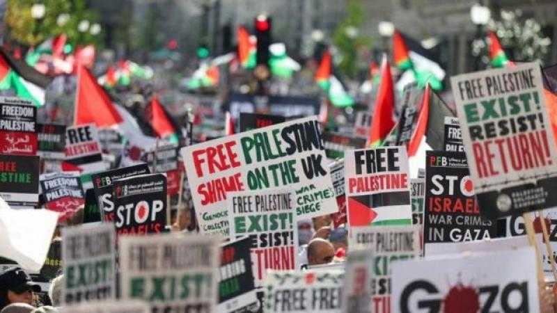 مظاهرات لوفد برلماني فرنسي أمام معبر رفح للمطالبة بوقف إطلاق النار