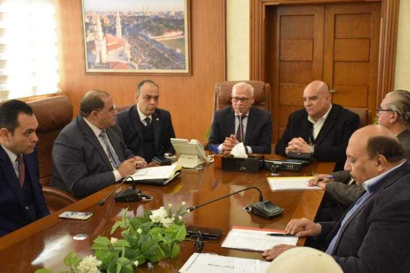 محافظ بورسعيد يستعرض مستجدات أعمال تنفيذ محطات الصرف الصحي