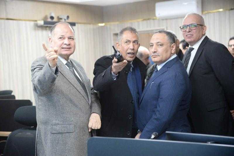 محافظ أسيوط والمشرف على الأزمات بالتنمية المحلية يتفقدان مركز السيطرة الموحد