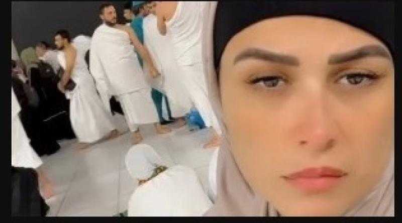 شاهد.. ياسمين عبدالعزيز بملامح حزينة من أمام الكعبة