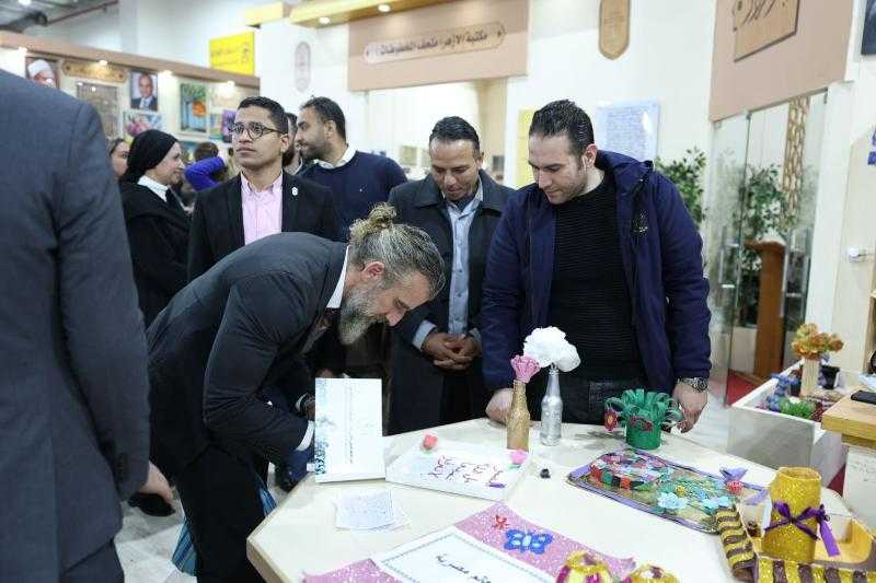 ممثل الأمم المتحدة للطفولة يزور جناح الأزهر بمعرض الكتاب ويؤكد إعجابه بكتاب «الأطفال يسألون الإمام»