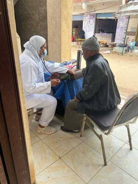 محافظ الإسماعيلية يتابع أولى أيام القافلة الطبية المجانية لقرية المُلاك