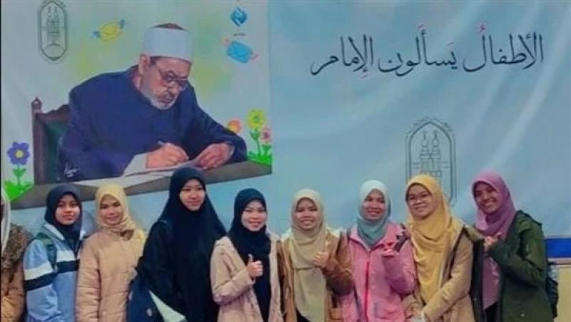طلاب مركز الشيخ زايد في زيارة لمعرض القاهرة للكتاب