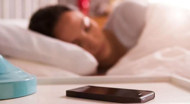 مخاطر وضع الهاتف بجانب السرير وقت النوم.. «فيديو»