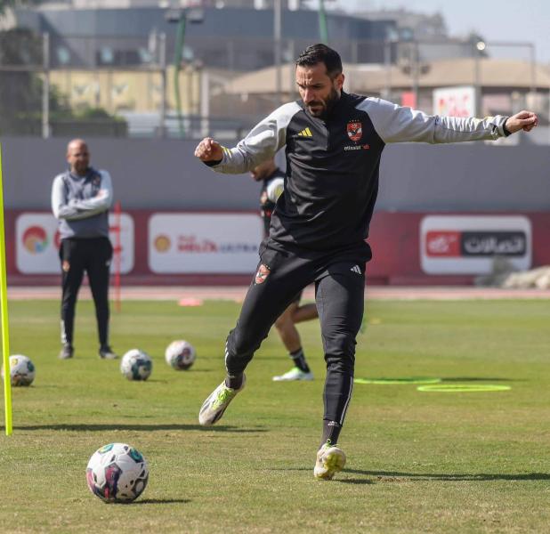 معلول ينتظم في التدريبات الجماعية بعد تعافيه من نزلة البرد