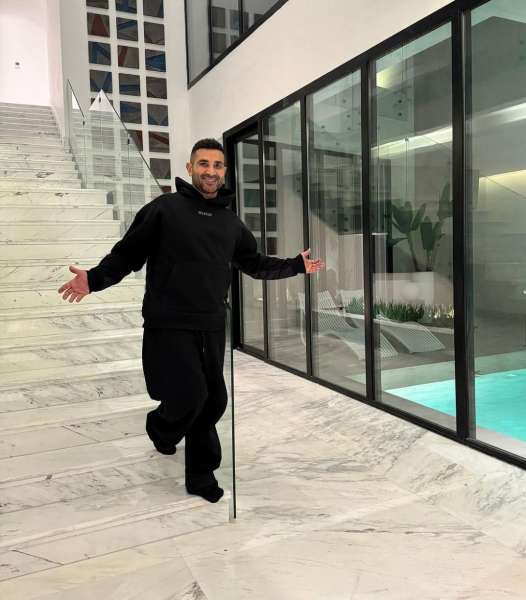 أحمد سعد بمنزله في السعودية