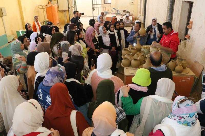 فتيات المحافظات الحدودية في زيارة لمركز الحرف اليدوية بالخارجة