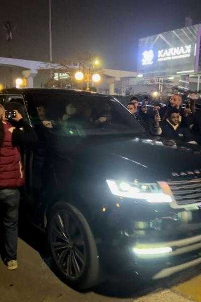 محمد إمام يصل عزاء والدة تارا عماد بالشيخ زايد