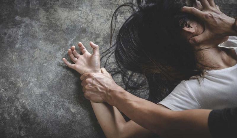 اعتقال 7 مصريين في إيطاليا بتهمة اغتصاب فتاة قاصر.. ما القصة؟