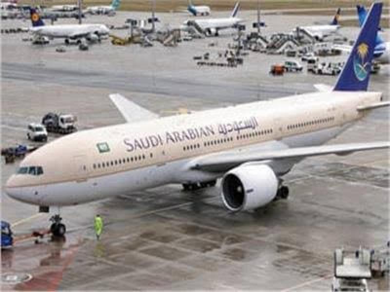 مشاجرة على متن طائرة سعودية وقائدها يستدعي أمن مطار القاهرة