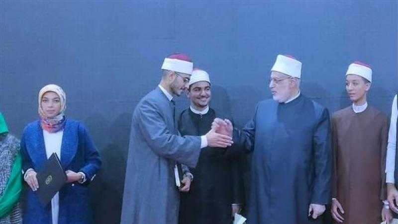 الأزهر يكرم أحد الفائزين في مسابقة ”معا لعودة القيم الإيجابية”