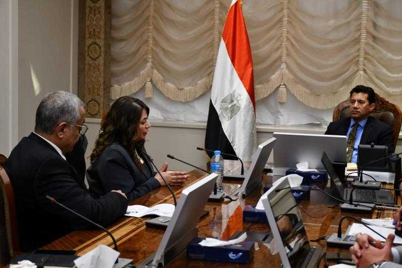 وزير الرياضة يناقش آليات الإدارة الاقتصادية والاستثمارية لمشروعات الوزارة