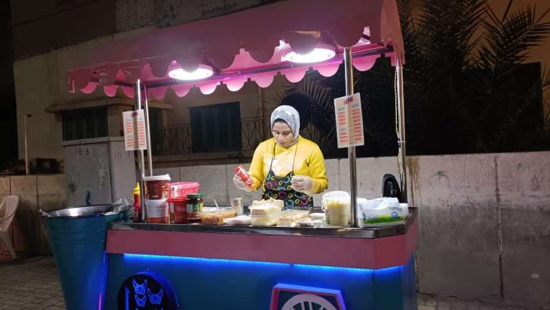 الطالبة سما بائعة على عربة ساندويتشات