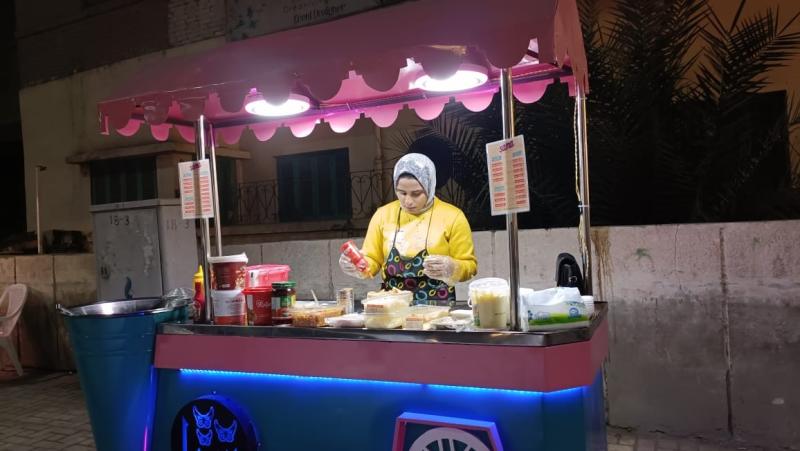 ”سما طموحها في السما” .. طالبة ثانوي صباحًا وبائعة ساندوتشات ليلاً