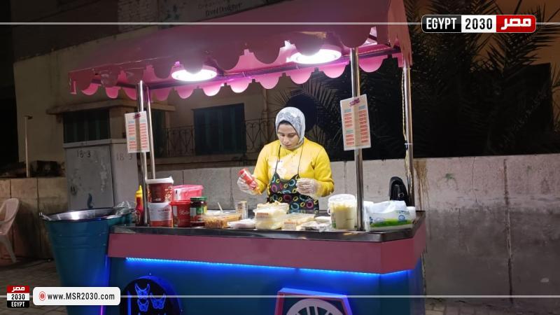 الطالبة سما بائعة على عربة ساندويتشات
