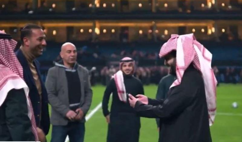 حسام حسن يتابع مباراة النصر والهلال في كأس موسم الرياض