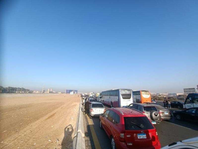 المرور تجري أعمال تفويج السيارات لمواجهة الشبورة المائية الكثيفة| صور