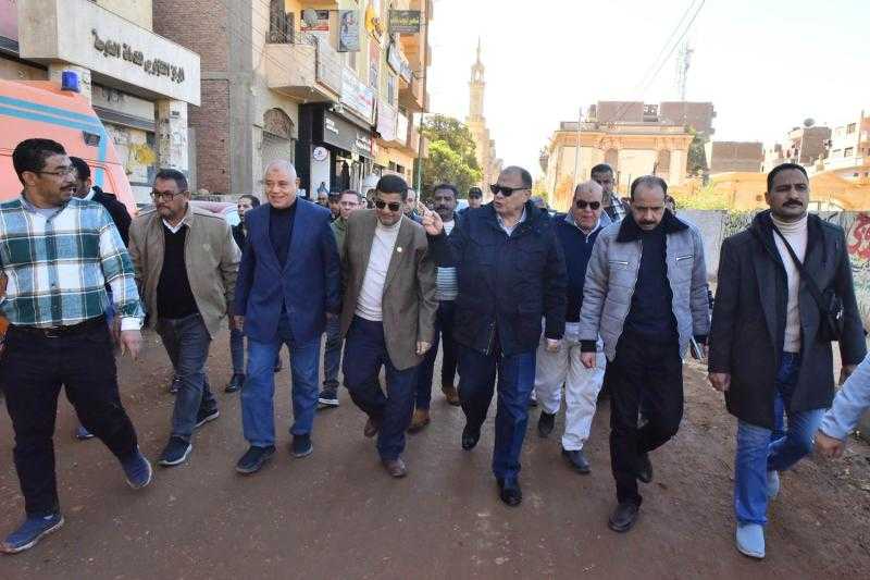 محافظ أسيوط يتفقد أعمال وضع التربة الزلطية ورصف شوارع منفلوط