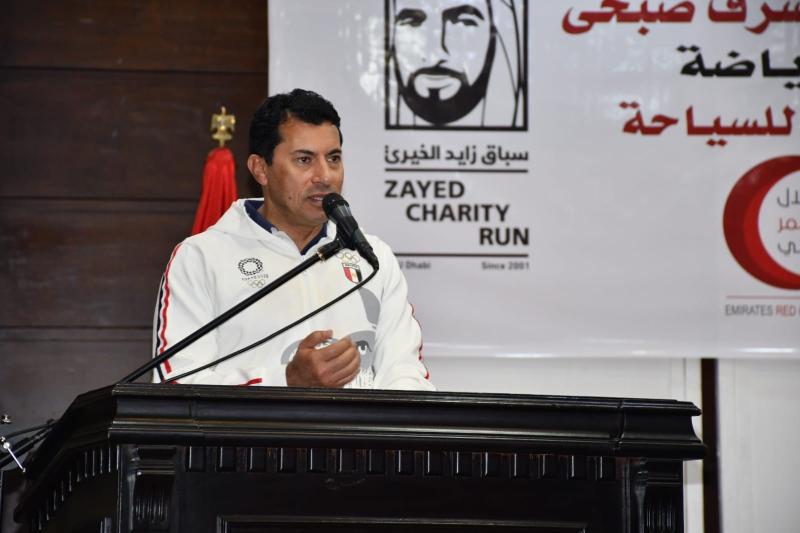 وزير الرياضة يسلم جوائز الفائزين برحلة عمرة ماراثون زايد الخيري