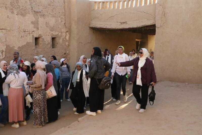 أهل مصر جولة لفتيات المحافظات الحدودية بمدينتي القصر وبلاط الأثريتين بالوادي الجديد
