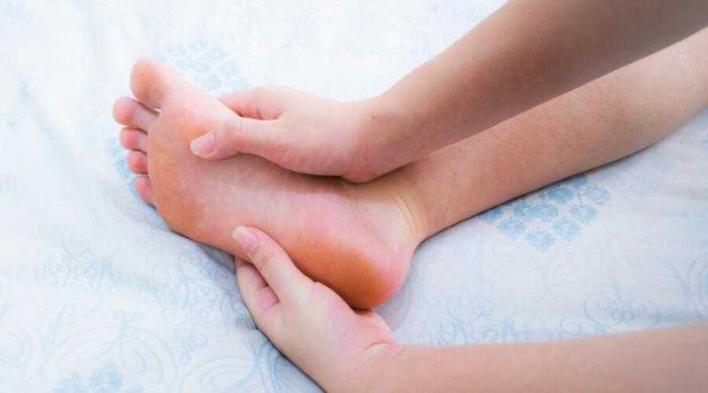هل تنميل القدمين يشكل خطورة على الإنسان؟.. مفاجأة
