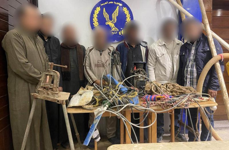 التنقيب عن الآثار المتهمين 