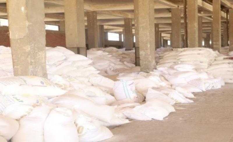 سكر ودقيق.. العثور على 724 طن سلع غذائية مخبأة داخل مخزن بالشرقيةl صور