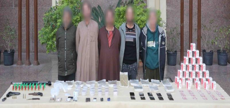 المتهمون والمضبوطات 