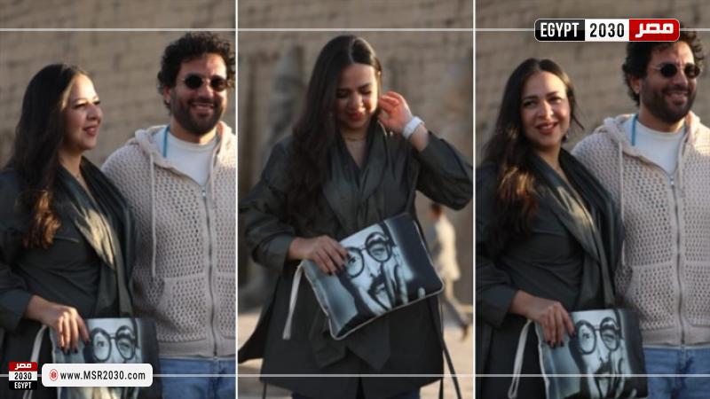 إيمي سمير غانم بحقيبة تحمل صورة والدها