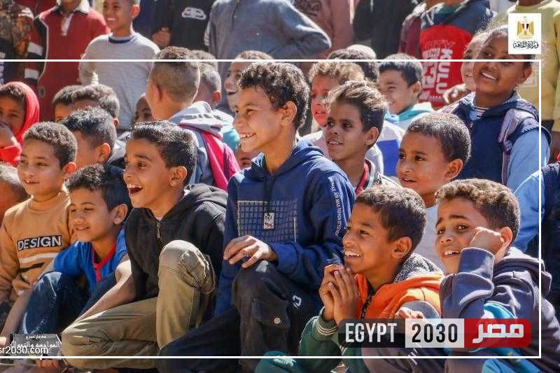 ضمن فاعليات المواجهه والتجوال.. تفاعل أطفال الترامسة مع عرض ”أكتوبر الذهبي”