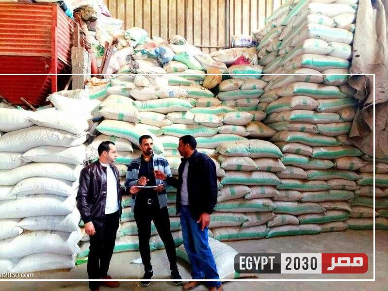 ضبط 85 طن أعلاف مجهولة المصدر داخل مصنع بدون ترخيص بإيتاي البارود