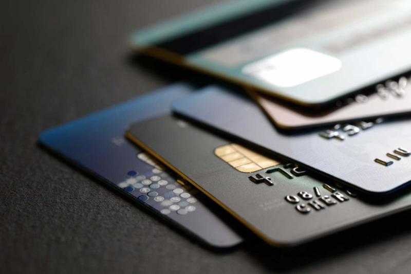 خبير مصرفي: إيقاف استخدام البطاقات الائتمانية في الخارج لهذه الفئات.. «فيديو»