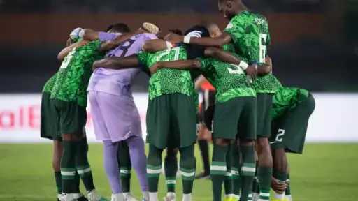 رئيس الاتحاد النيجيري يشيد بأداء النسور ويحفزهم على الفوز بالميدالية البرونزية ضد مصر