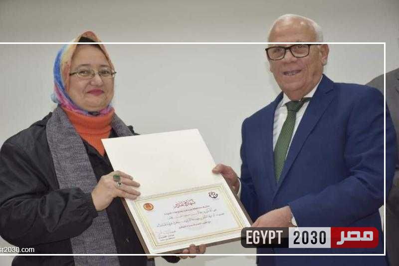 محافظ بورسعيد يكرم وكيلة وزارة التربية والتعليم السابقة ويوجه لها التهنئة على منصبها الجديد
