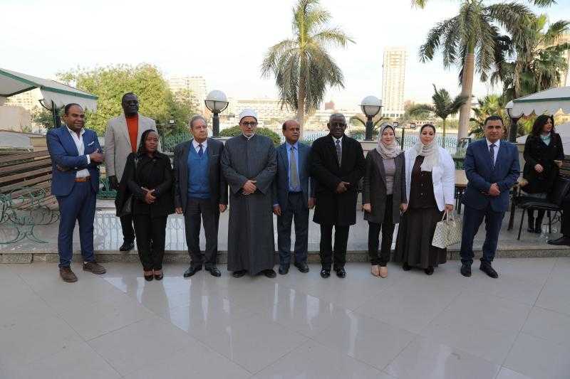 رئيس جامعة الأزهر يشيد بعناية الإمام الأكبر بالطلاب الوافدين من قارة إفريقيا