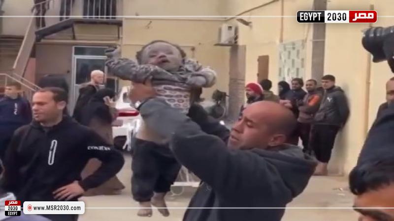 أب فلسطيني يودع ابنته الشهيدة