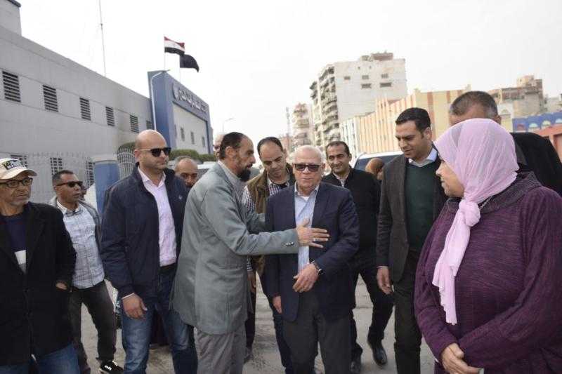 محافظ بورسعيد يلتقي عدد من أهالي المناخ خلال تفقده مشروعات الطرق