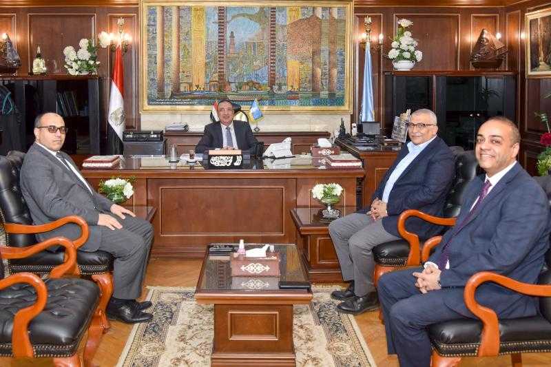 الشريف يتابع مع رئيس شركة بتروجاس الإسكندرية مدى توافر أسطوانات البوتاجاز