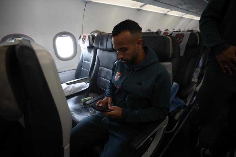 بعثة الأهلي تغادر القاهرة في طريقها إلى الجزائر