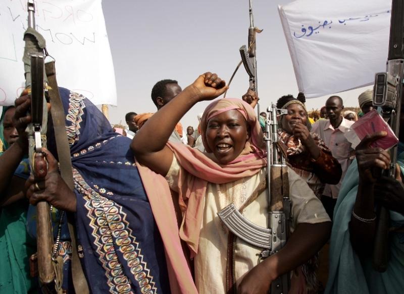 سودانيات يحملن السلاح