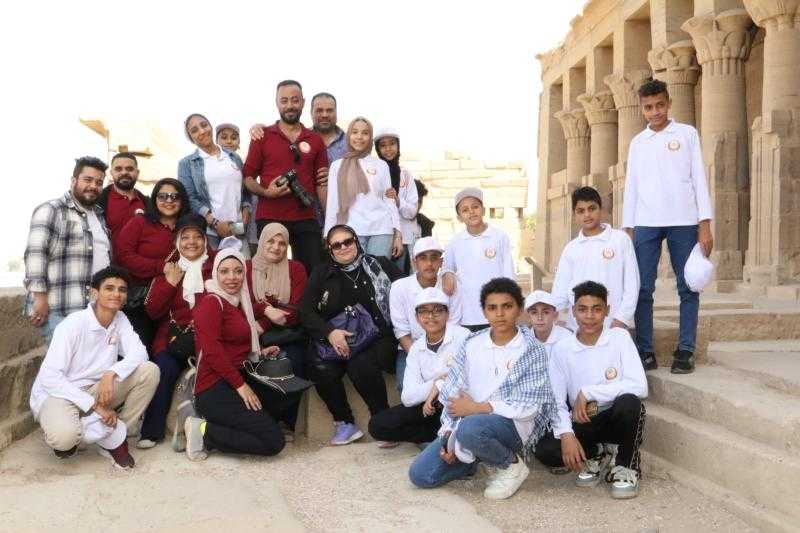 أطفال أهل مصر في ضيافة معبد فيلة بأسوان