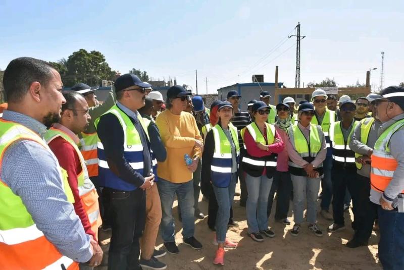 وفد بنك التنمية الأفريقي يتابع أعمال مشروع الصرف الصحي بقرى إسنا والطود