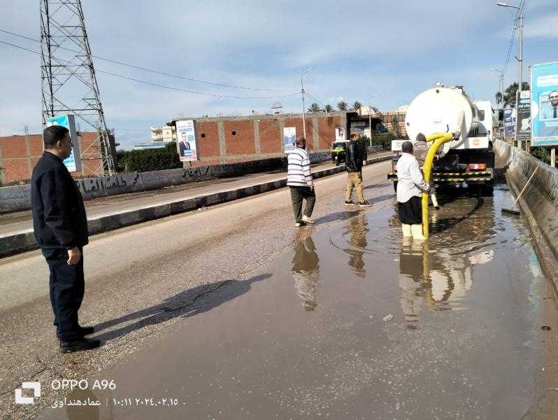 انتشار المعدات لرفع تراكمات وتجمعات مياه الأمطار بالبحيرة