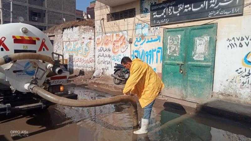 محافظ كفر الشيخ يتابع جهود رفع تراكمات مياه الأمطار ببيلا