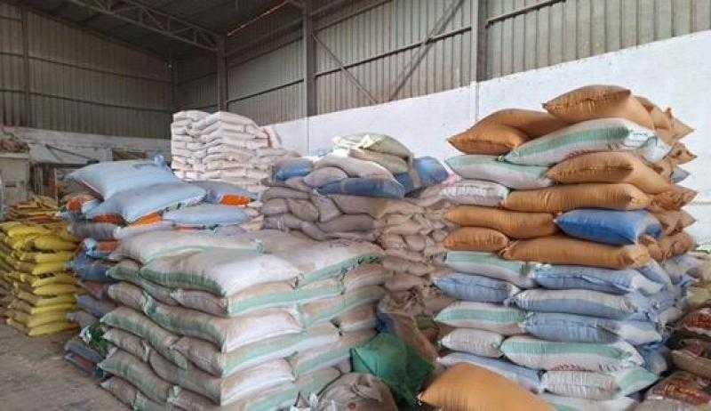 الشرطة تداهم 14 مصنعا ومخزنا وتضبط 510 طن أعلاف حيوانية.. صور