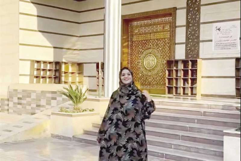 فتاة تقوم بعمل سيشن أمام المسجد