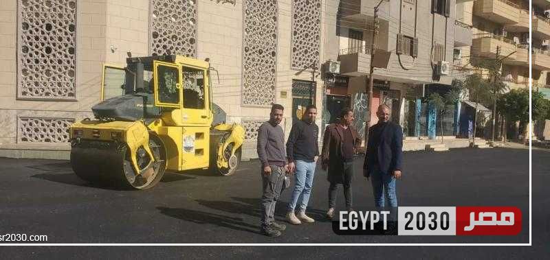 مواصلة أعمال رصف شوارع منطقة المعلمين بحي غرب بأسيوط
